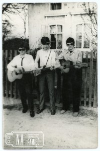 Lata 70. Chłopcy z gitarami, od lewej: Lech Chrabański, Stanisław Gil, Marian Mikoś, w tle budynek nr 23 w Przesiecznej